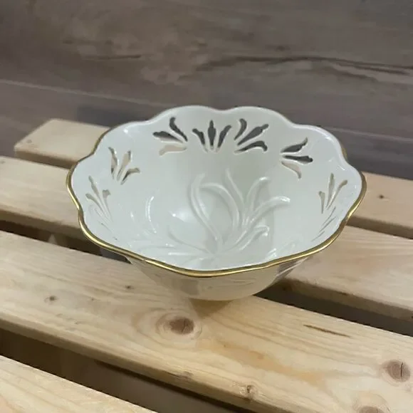 Vintage Lenox Ivory Westbury Bowl with Gold Rim - Picture 3 of 6